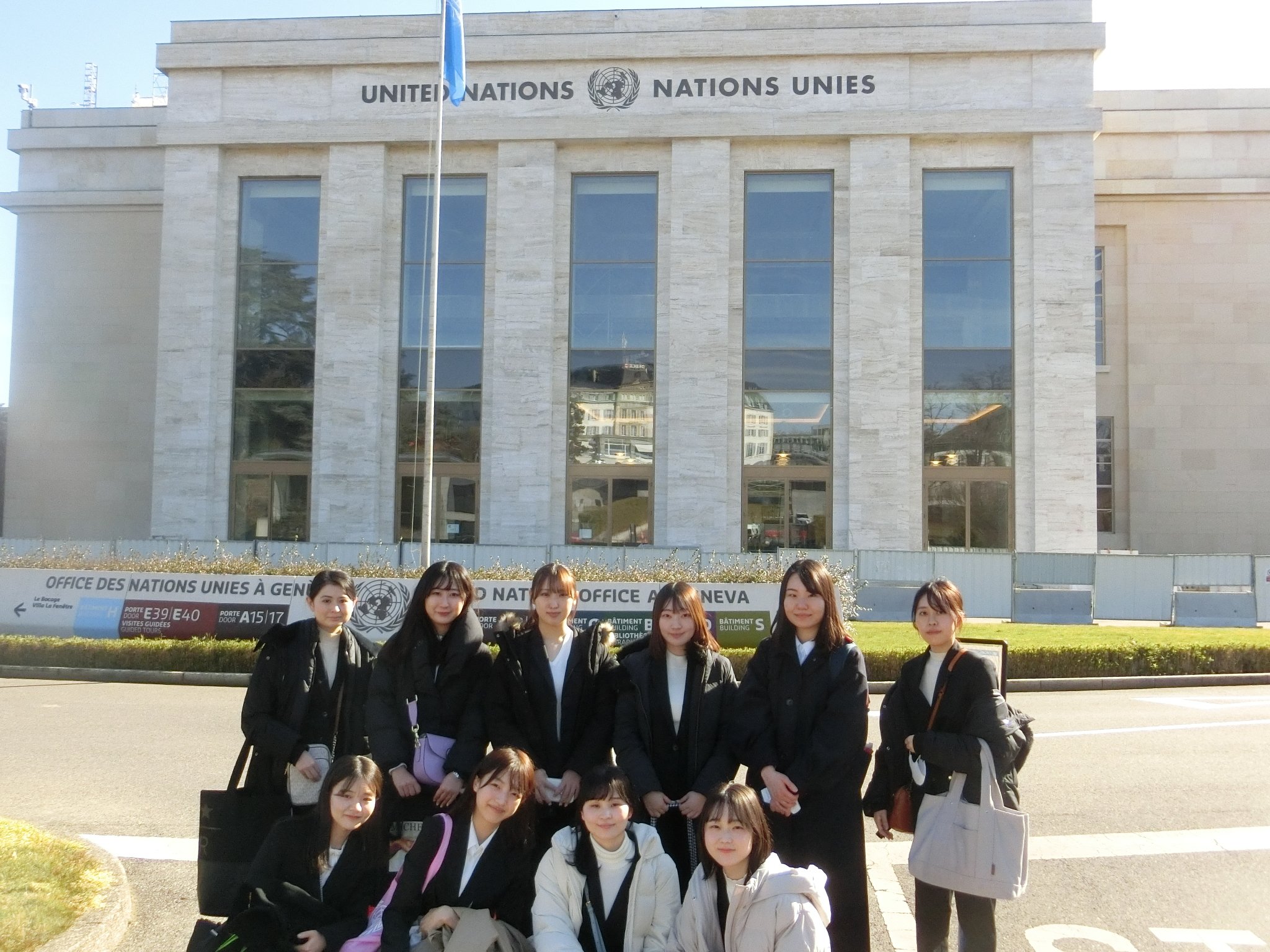 03国連欧州本部の中心の建物の前で.JPG